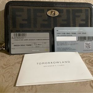 Good used condition fendi wallet.with sign of use outside.. authentic